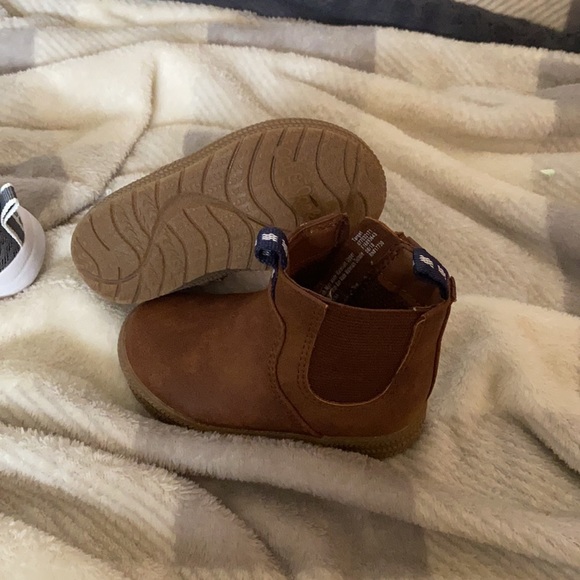 2 pairs of baby shoes. Hard soles. Tennis shoes and boots - Picture 3 of 4